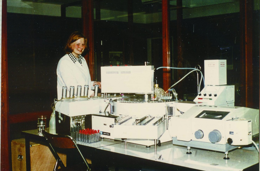 Первые полуавтоматические лабораторные системы